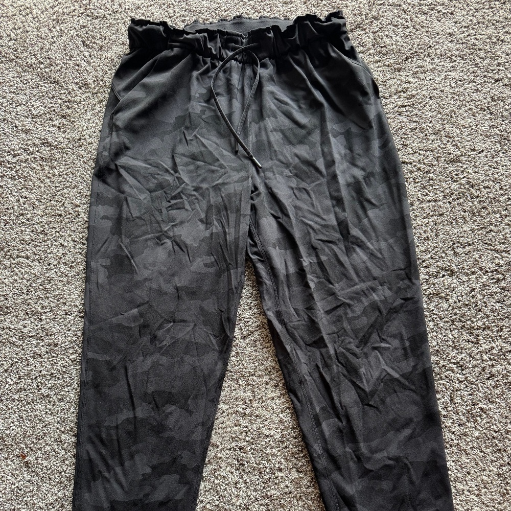 Lululemon Mid Rise Jogger (camo)